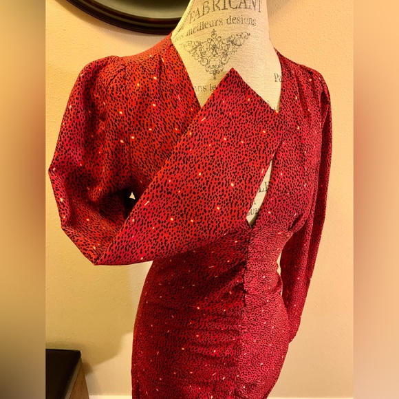 LN ZARA RUCHED FRONT DRESS. FULLY LINED. HIDDEN BACK ZIPPER. DRESS IS FITTED. - Picture 9 of 16